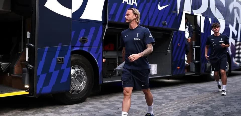 Игроки Tottenham выходят из команды автобуса