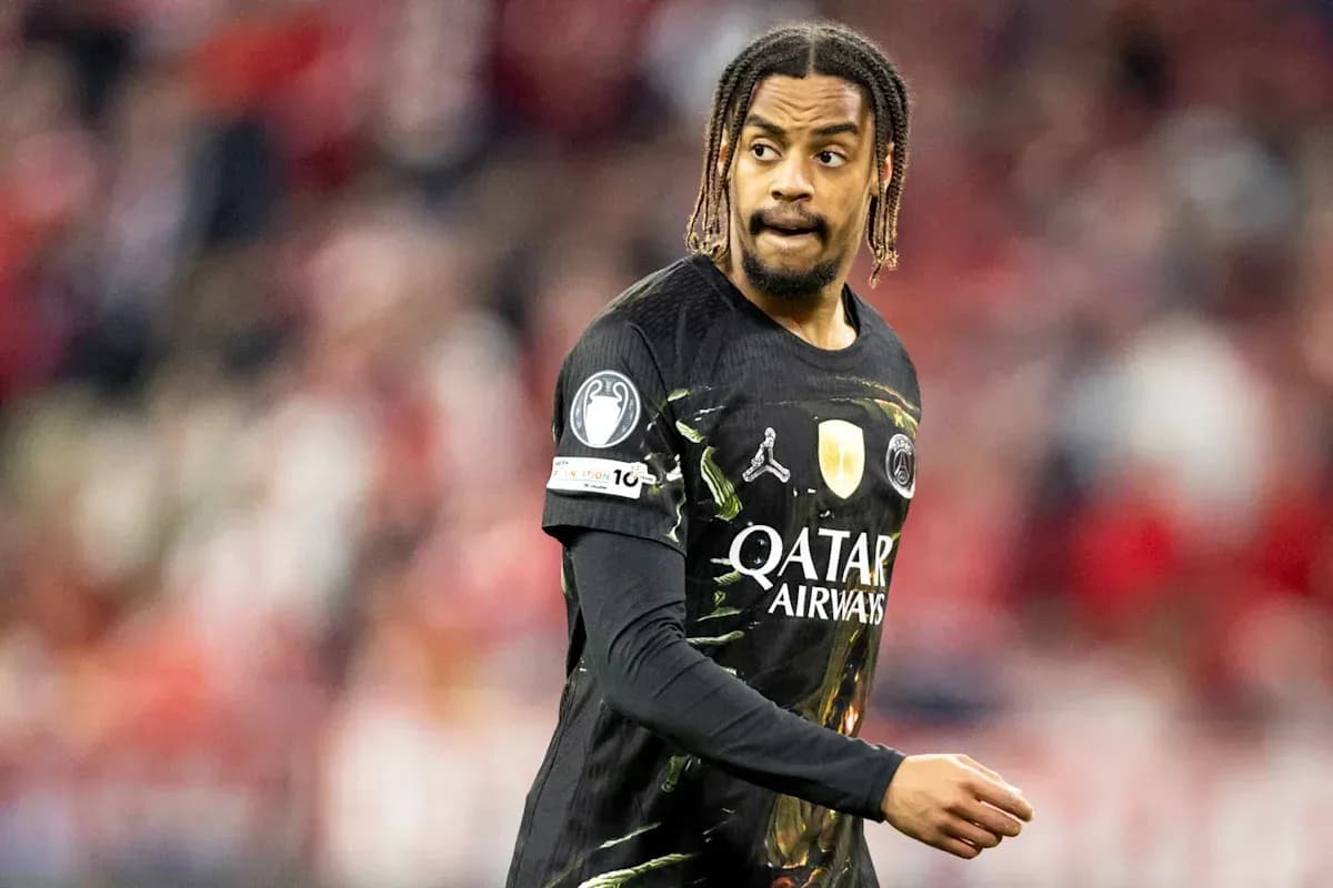 Игрок в черной форме PSG на поле во время матча