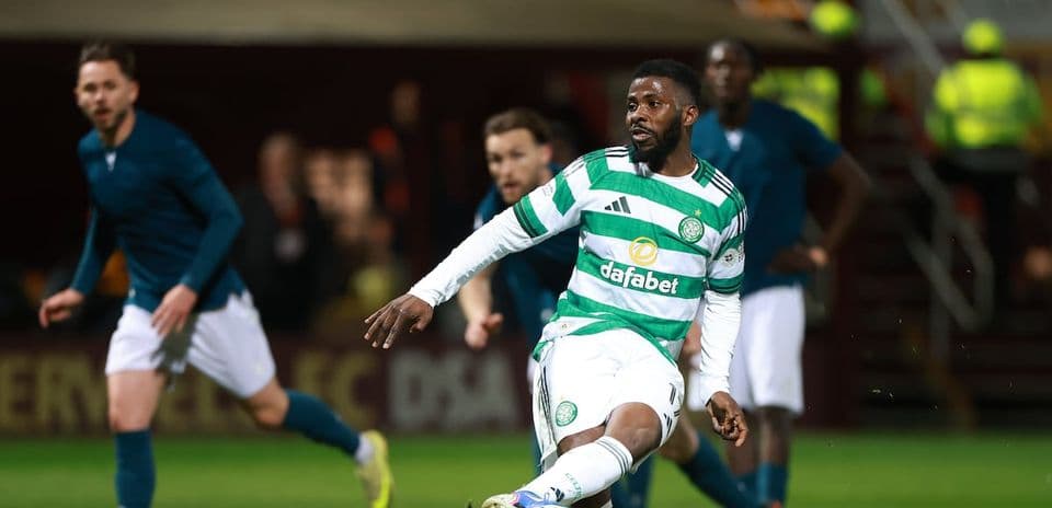 Игрок Celtic выполняет пас во время матча