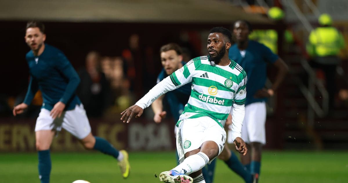 Игрок Celtic выполняет пас во время матча