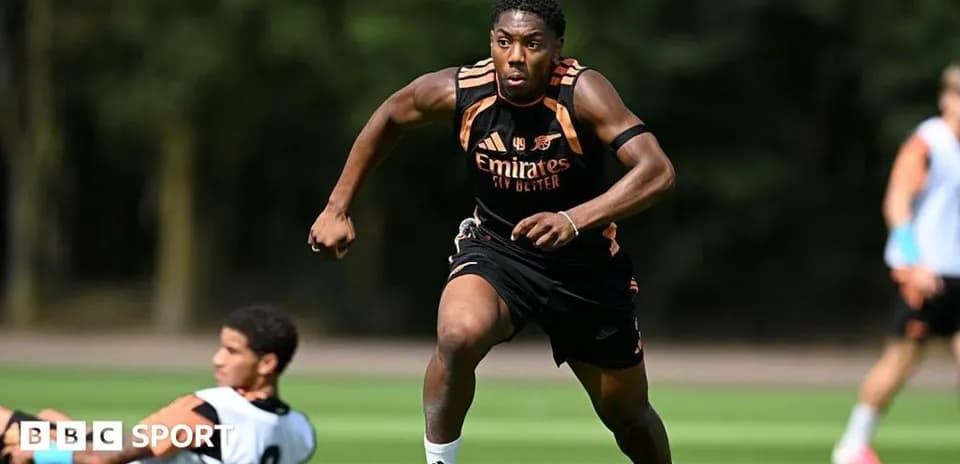 Игрок бежит на тренировке Arsenal на поле