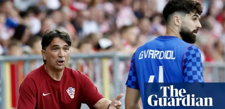 Тренер Хорватии дает указания игроку Гвардиолу