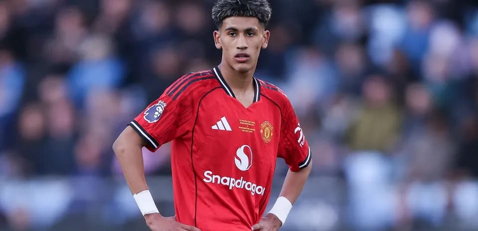 Игрок Manchester United в красной форме на поле