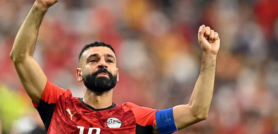 Игрок Египта поднимает руку после матча