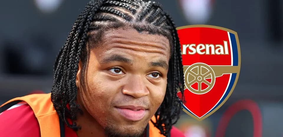 Игрок Arsenal с косичками на скамейке запасных