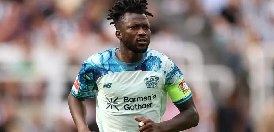 Игрок в форме Bayer Leverkusen на поле