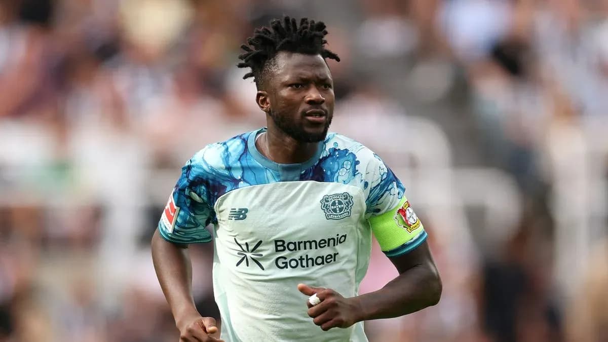 Игрок в форме Bayer Leverkusen на поле
