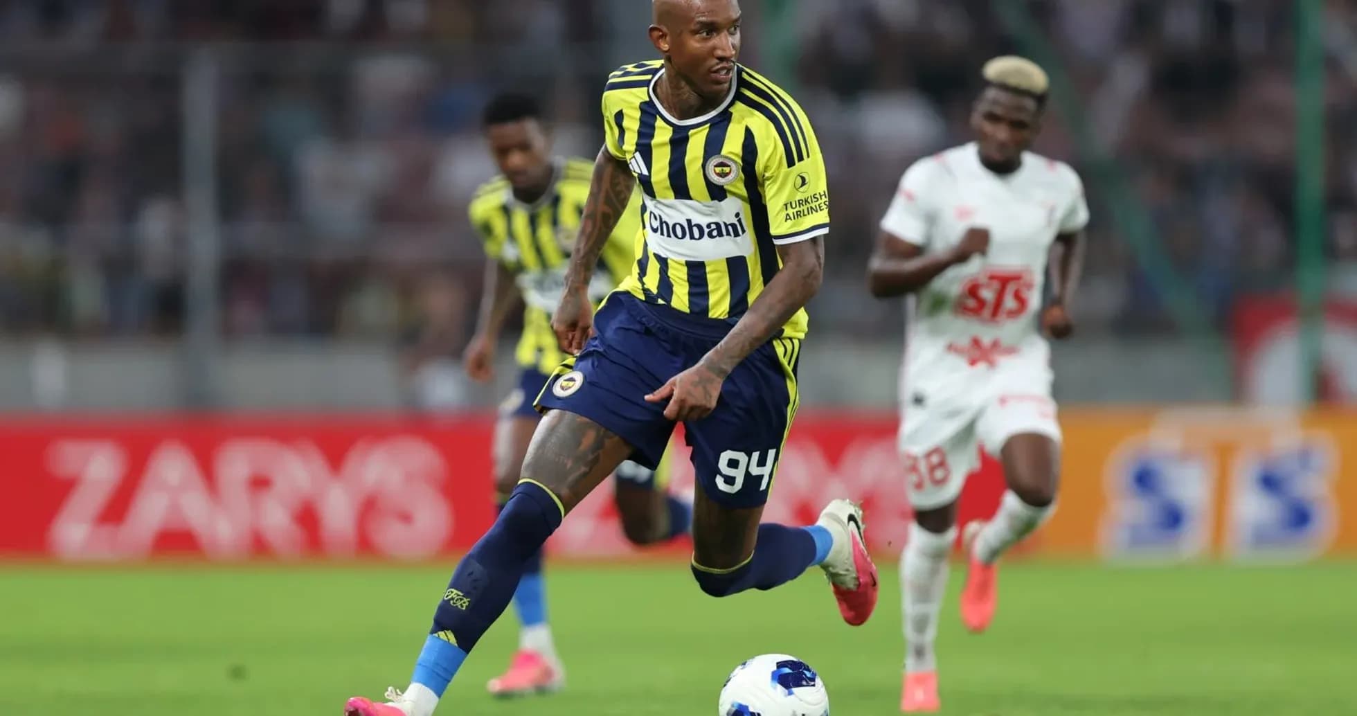 Игрок Фенербахче с мячом на поле
