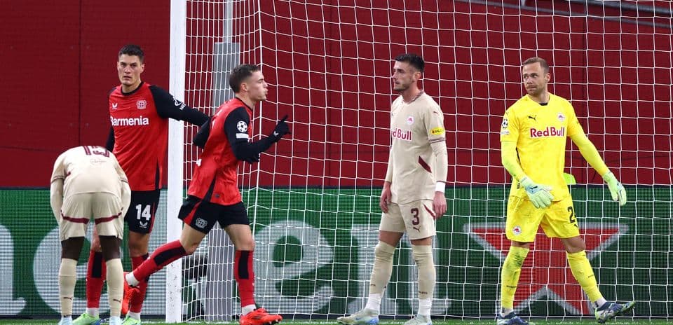 Игроки Bayer Leverkusen празднуют гол против Red Bull Salzburg