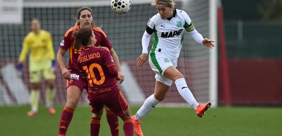 Игроки Sassuolo и Roma во время матча