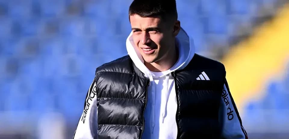 Игрок в жилете на стадионе перед матчем