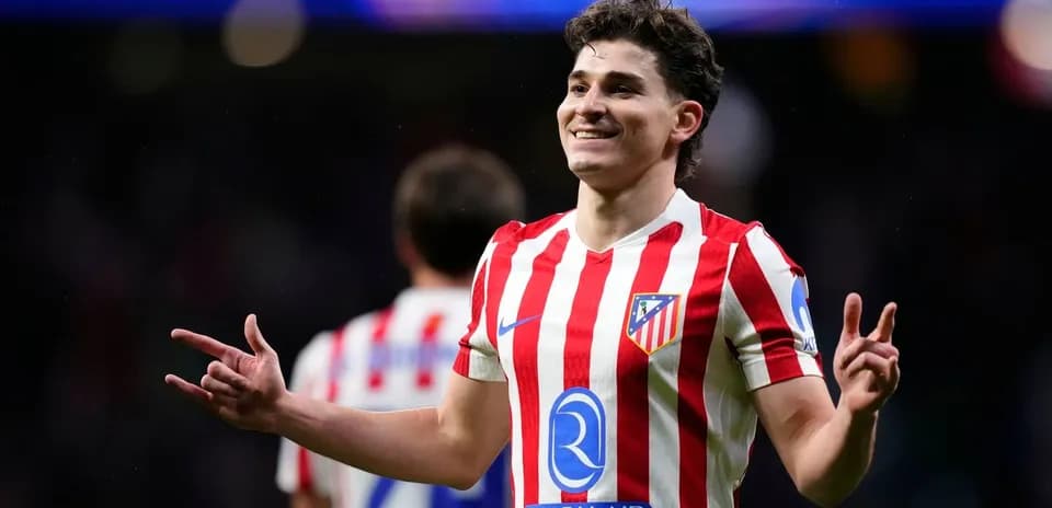 Игрок Атлетико празднует после гола на поле
