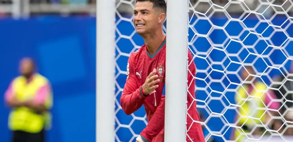 Игрок в красной форме Portugal у ворот