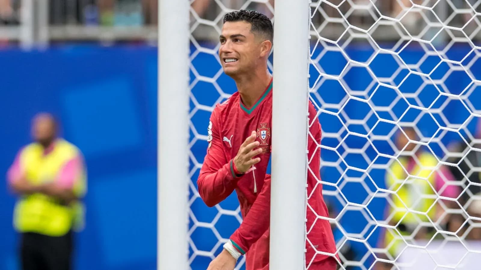 Игрок в красной форме Portugal у ворот