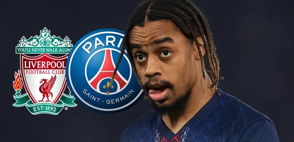 Игрок в форме PSG с логотипами Liverpool и PSG