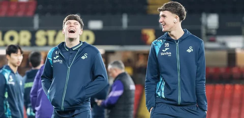 Игроки Swansea City смеются на тренировочном поле