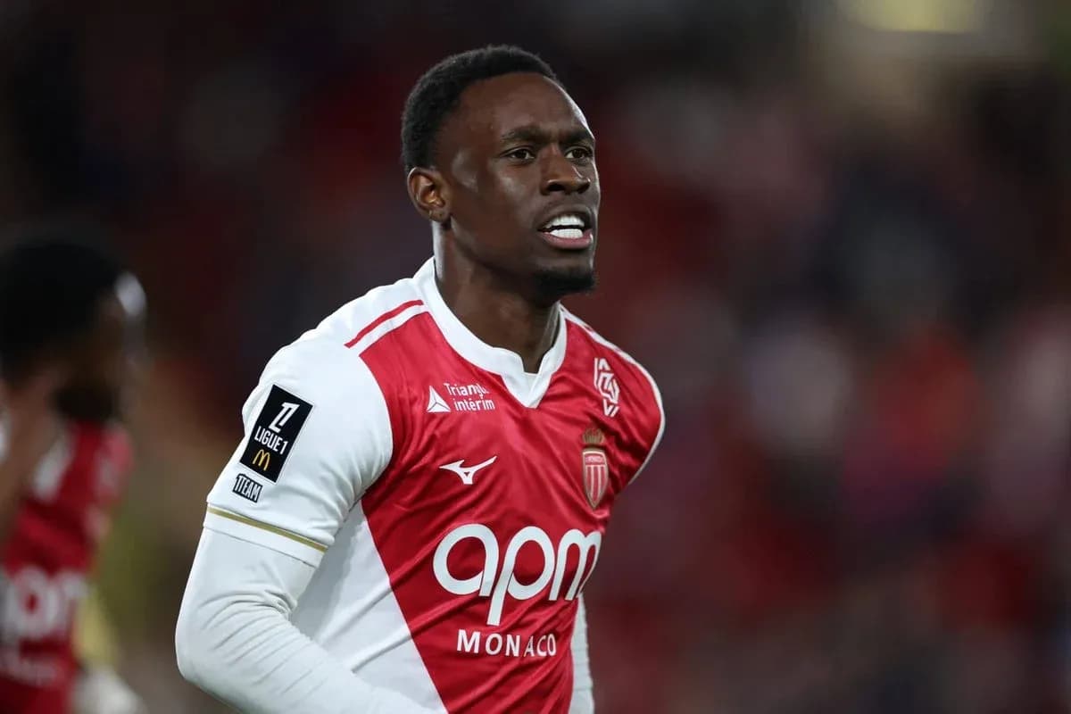 Игрок AS Monaco в красной форме на поле