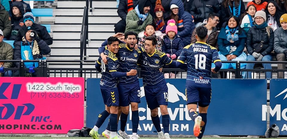 Игроки Colorado Springs празднуют гол