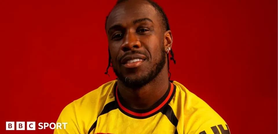 Игрок в желтой футболке Watford на красном фоне