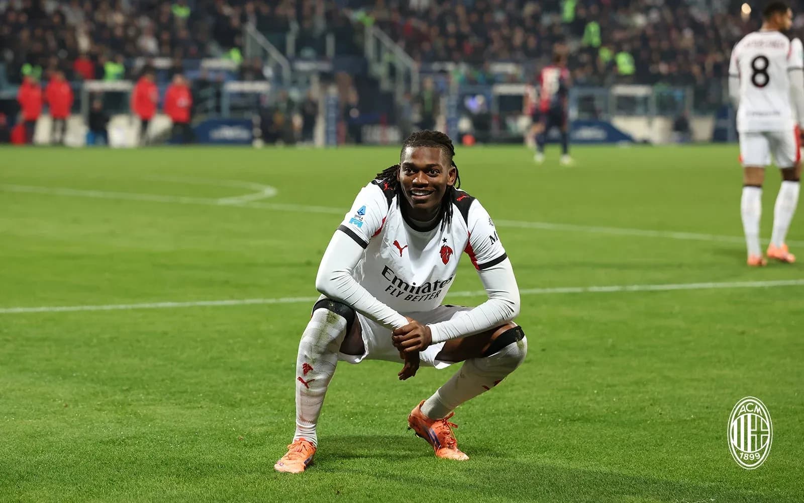 Игрок AC Milan радуется после гола