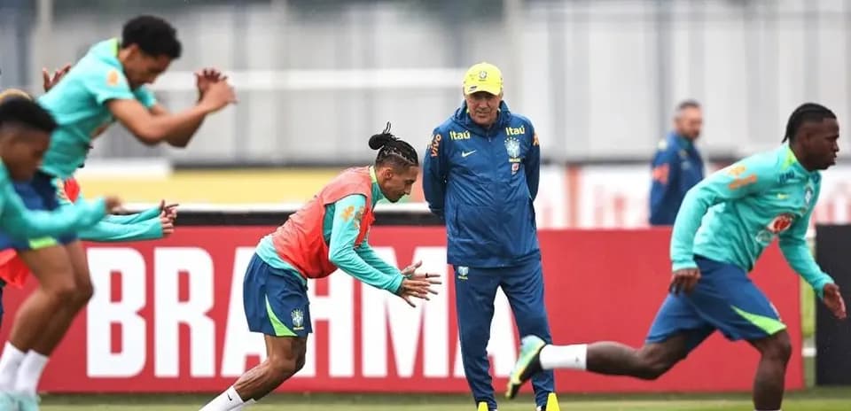 Бразильские футболисты тренируются перед матчем