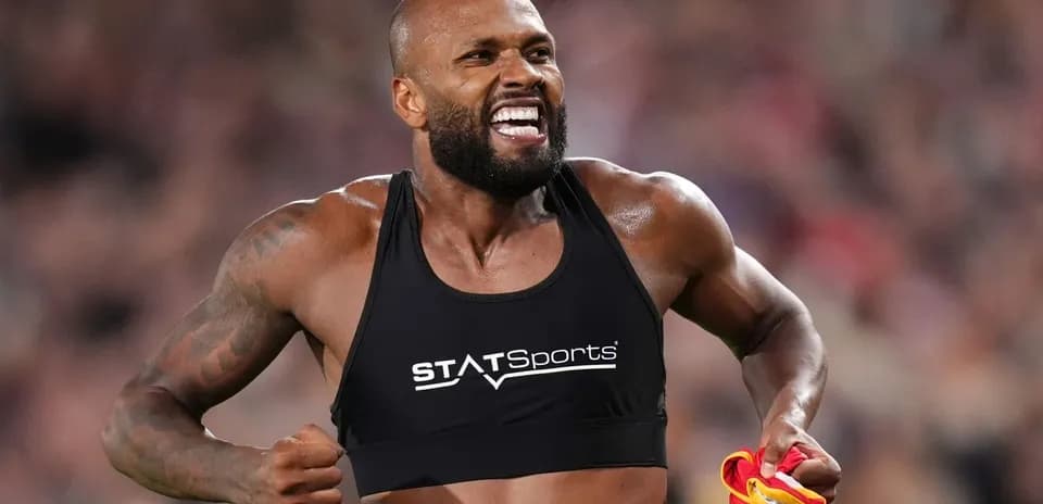 Спортсмен в черном жилете с логотипом STATSports
