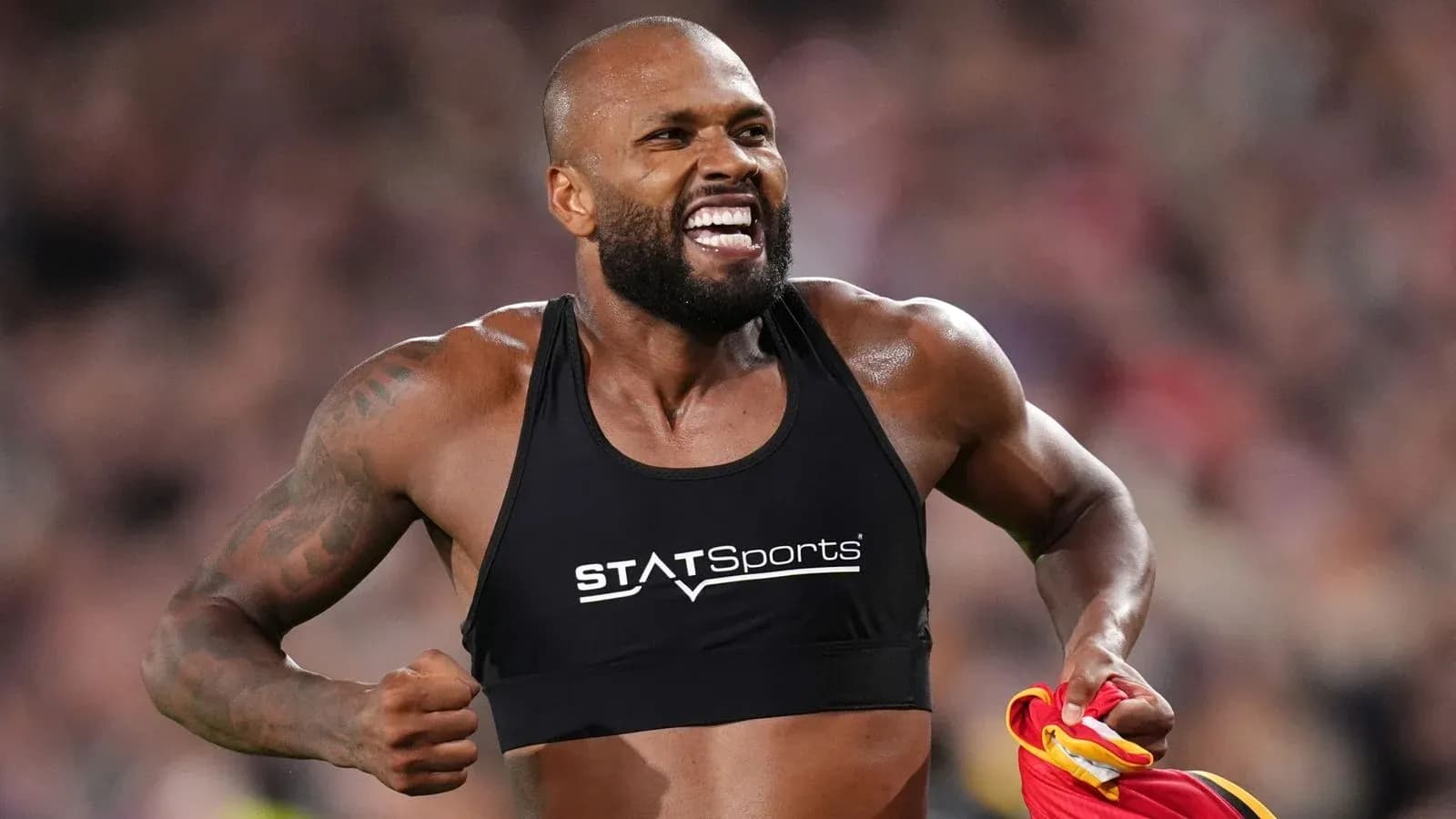 Спортсмен в черном жилете с логотипом STATSports