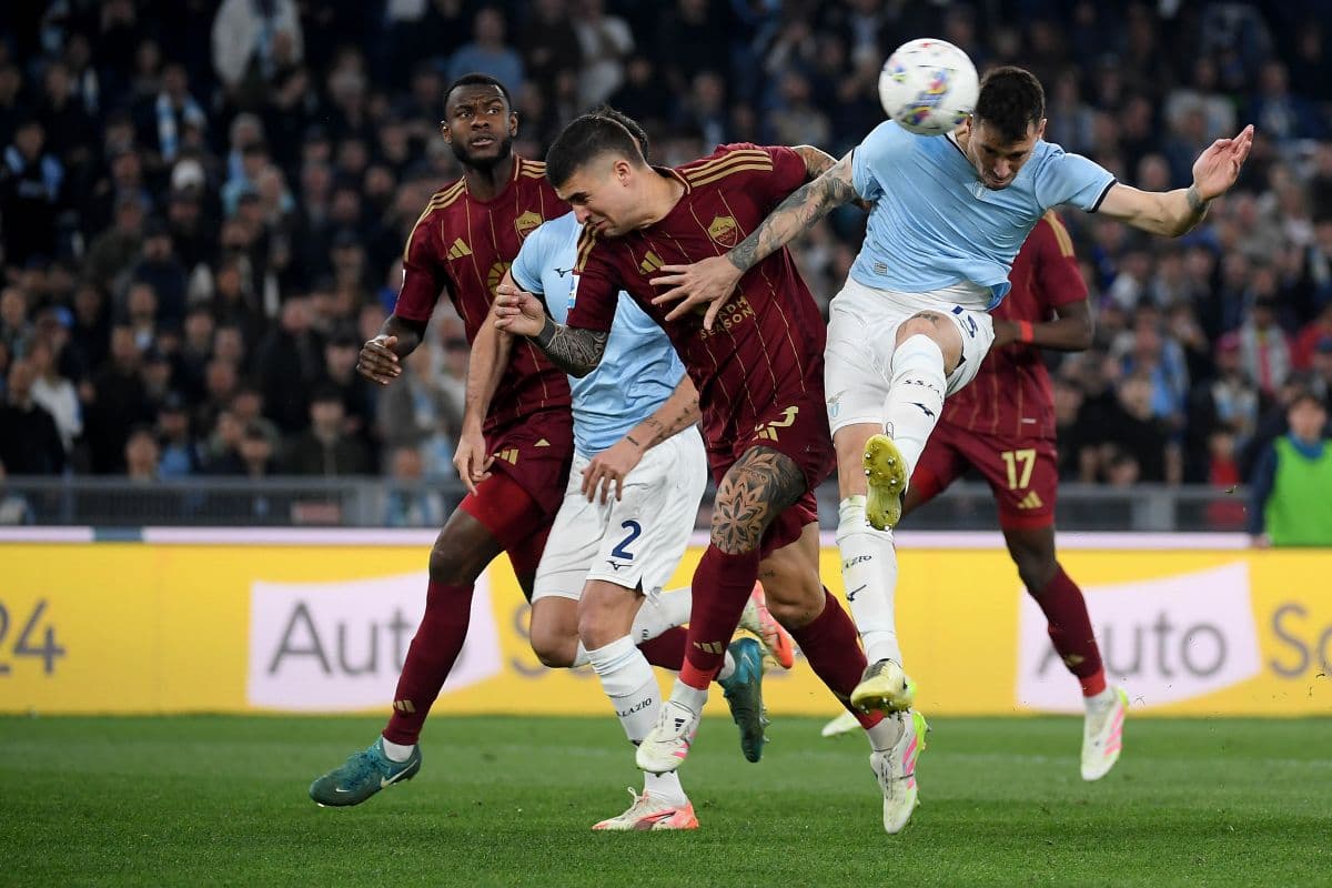 Игроки AS Roma и Lazio в борьбе за мяч