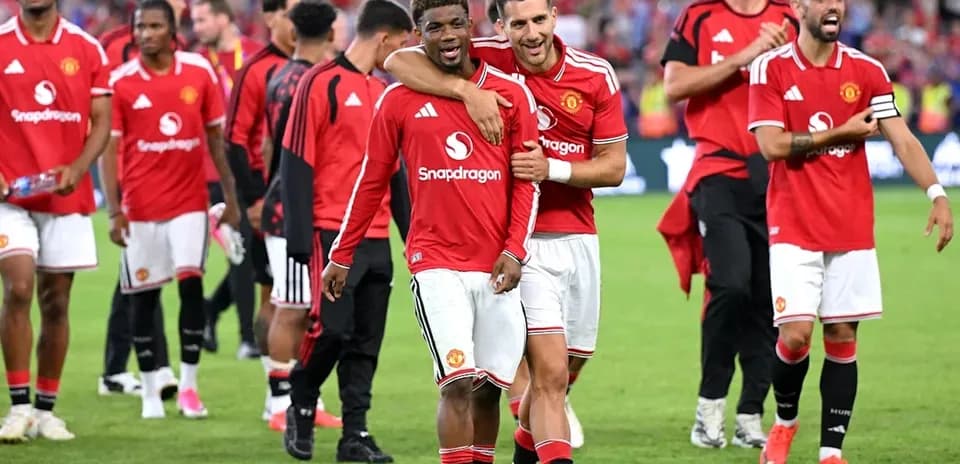 Игроки Manchester United празднуют после матча