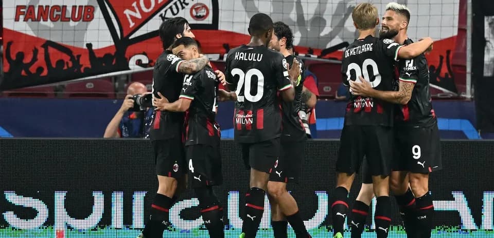 Игроки AC Milan празднуют гол на матче