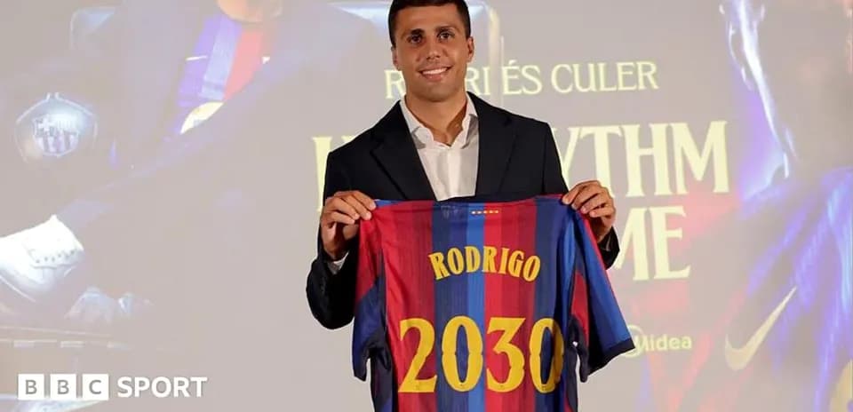 Игрок держит футболку Барселоны с номером 2030