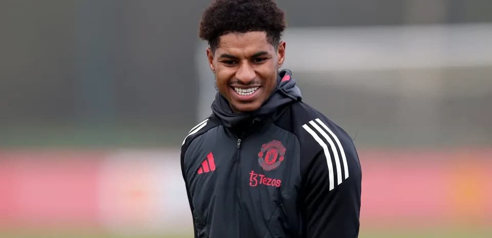 Игрок Manchester United улыбается на тренировке