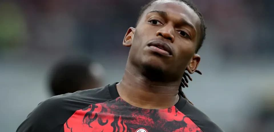 Игрок в тренировочной форме AC Milan на поле