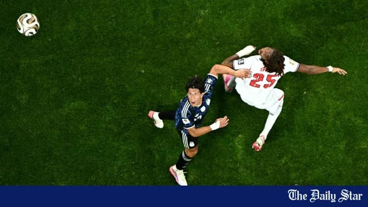 Игроки борются за мяч на поле во время матча