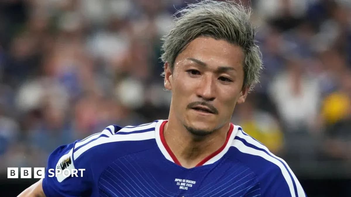 Игрок Японии в синей форме на поле