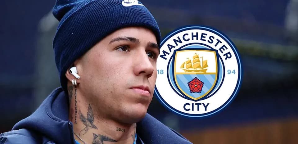 Игрок Manchester City в шапке и наушниках
