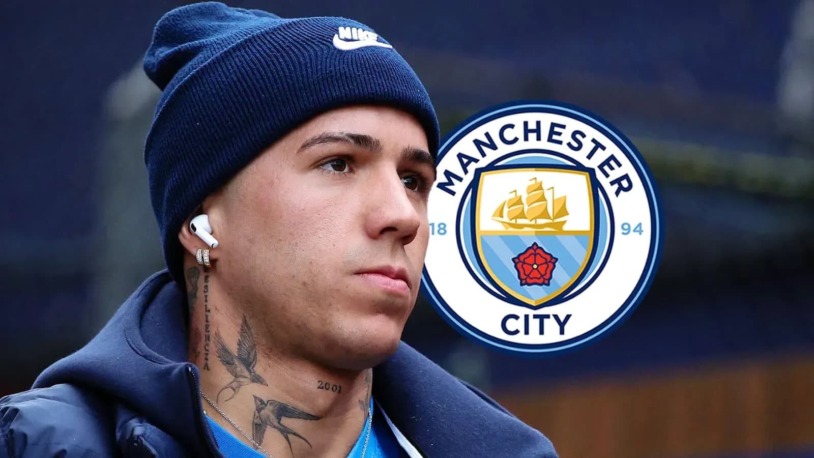 Игрок Manchester City в шапке и наушниках