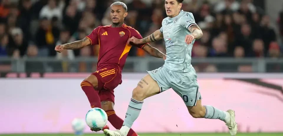 Игроки AS Roma и Лацио борются за мяч