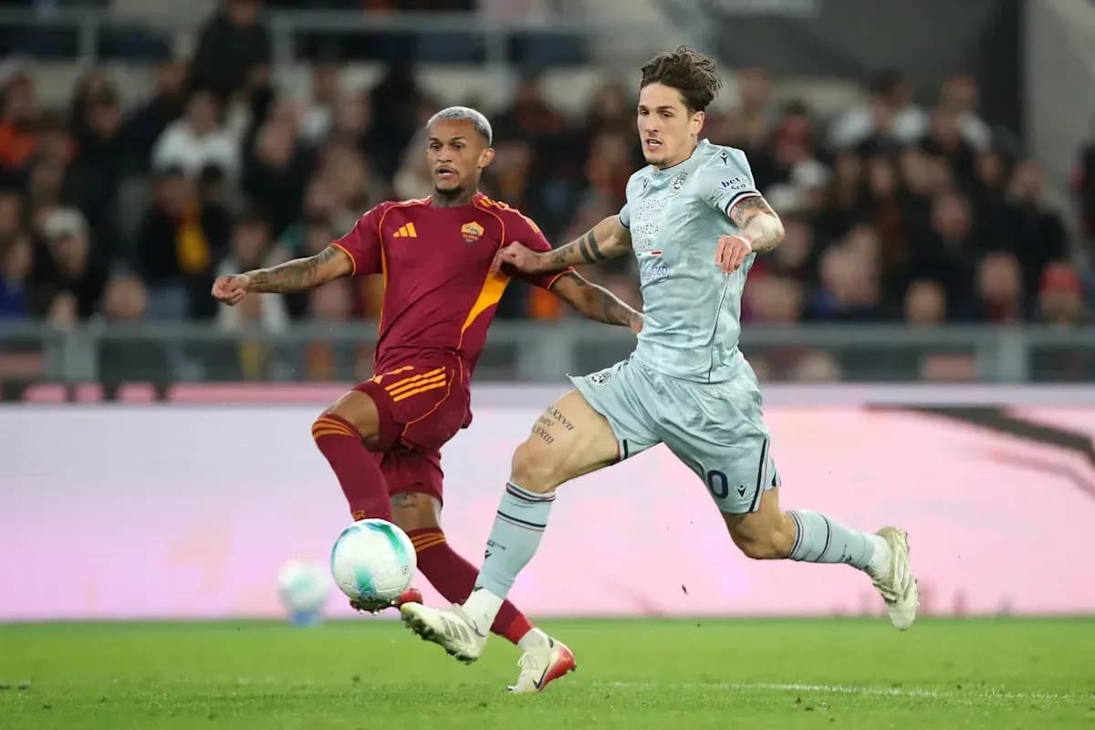 Игроки AS Roma и Лацио борются за мяч