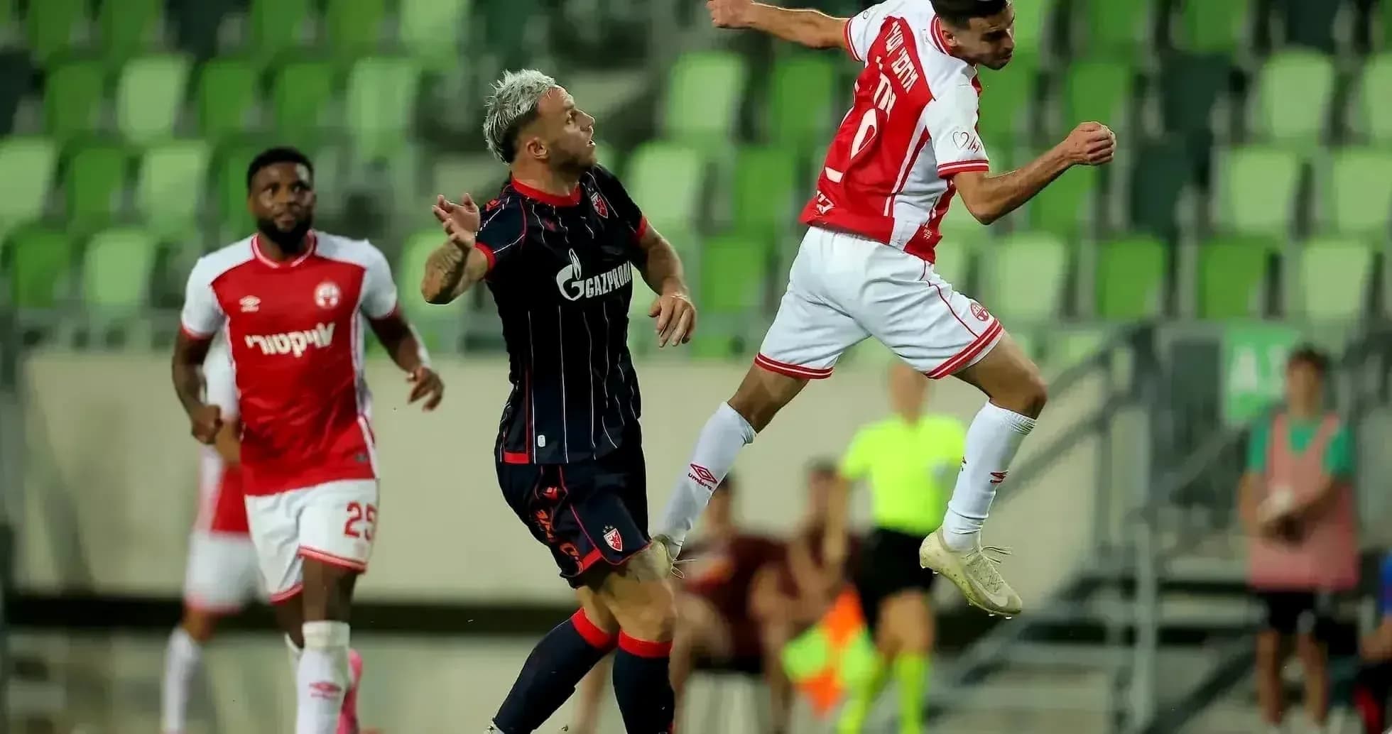 Игроки FK Crvena Zvezda в борьбе за мяч