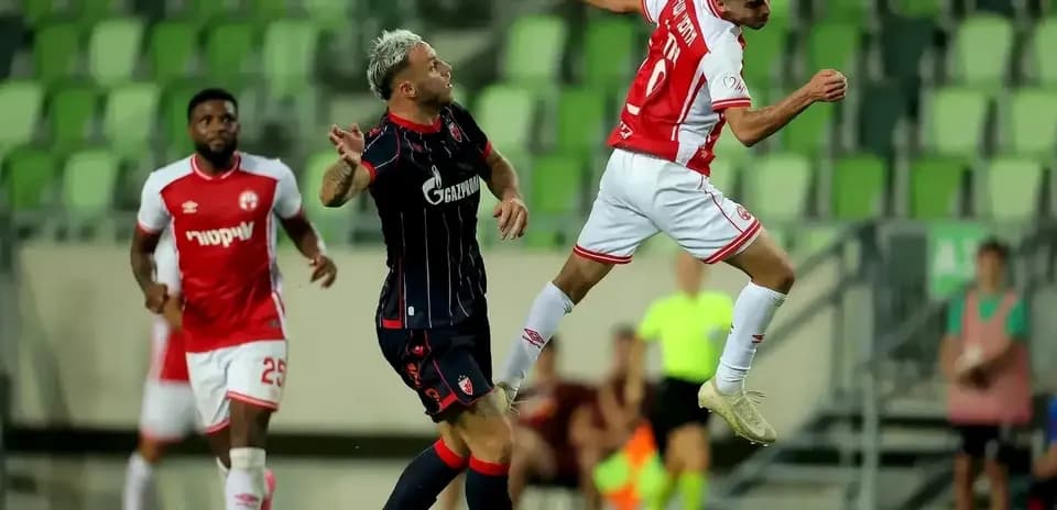 Игроки FK Crvena Zvezda в борьбе за мяч