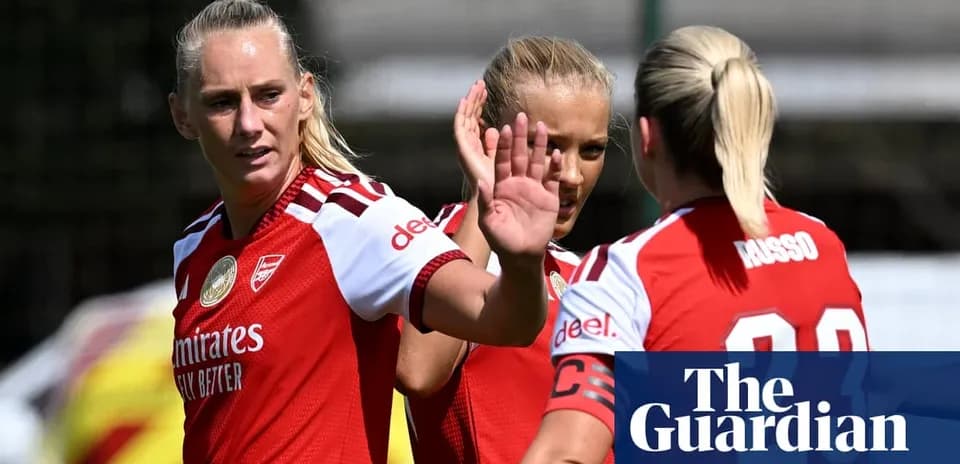 Игроки Arsenal обсуждают на тренировочном поле