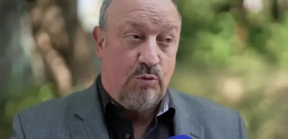 Человек говорит в микрофон на улице