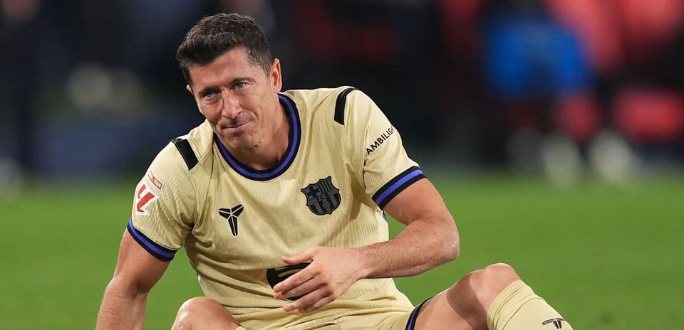 Игрок Барселоны на поле после травмы