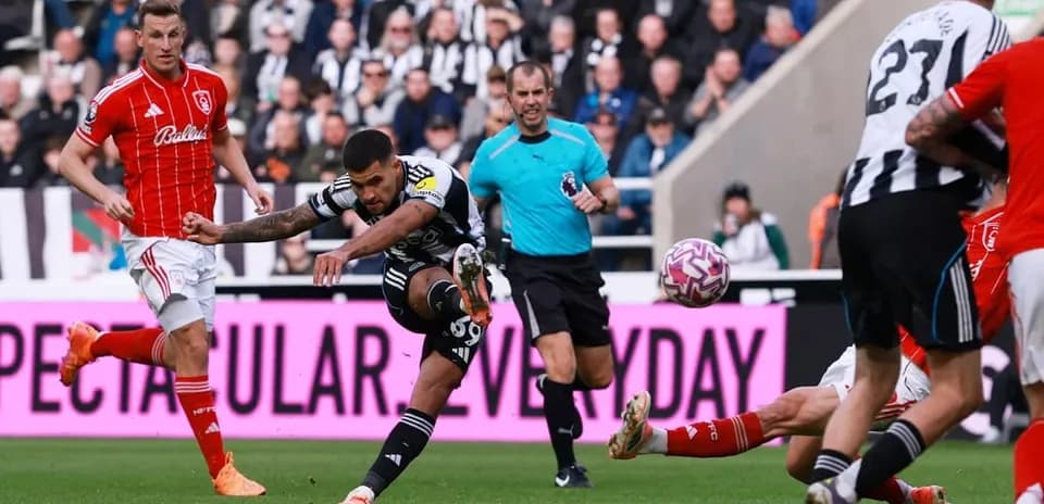 Игрок Newcastle бьет по мячу в матче