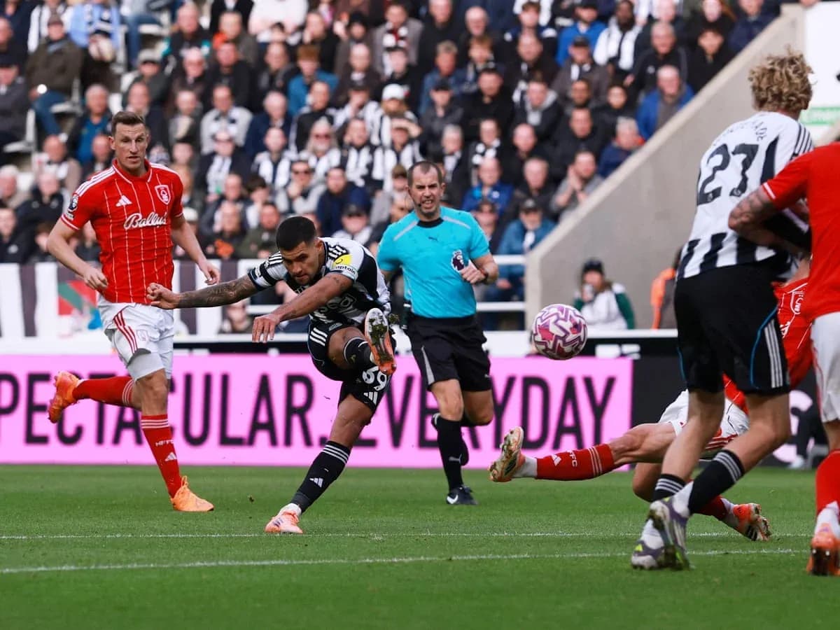 Игрок Newcastle бьет по мячу в матче