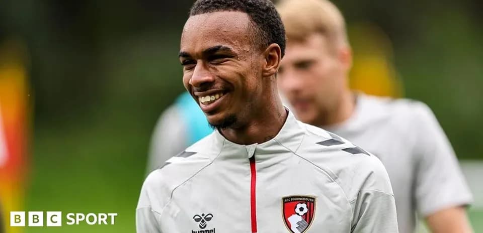 Игрок AFC Bournemouth на тренировке с улыбкой