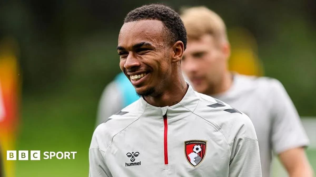 Игрок AFC Bournemouth на тренировке с улыбкой