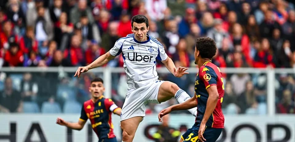 Игроки Genoa и Como в борьбе за мяч