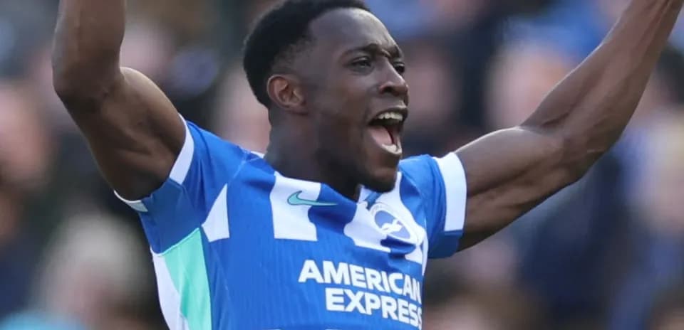 Игрок команды Brighton празднует забитый гол